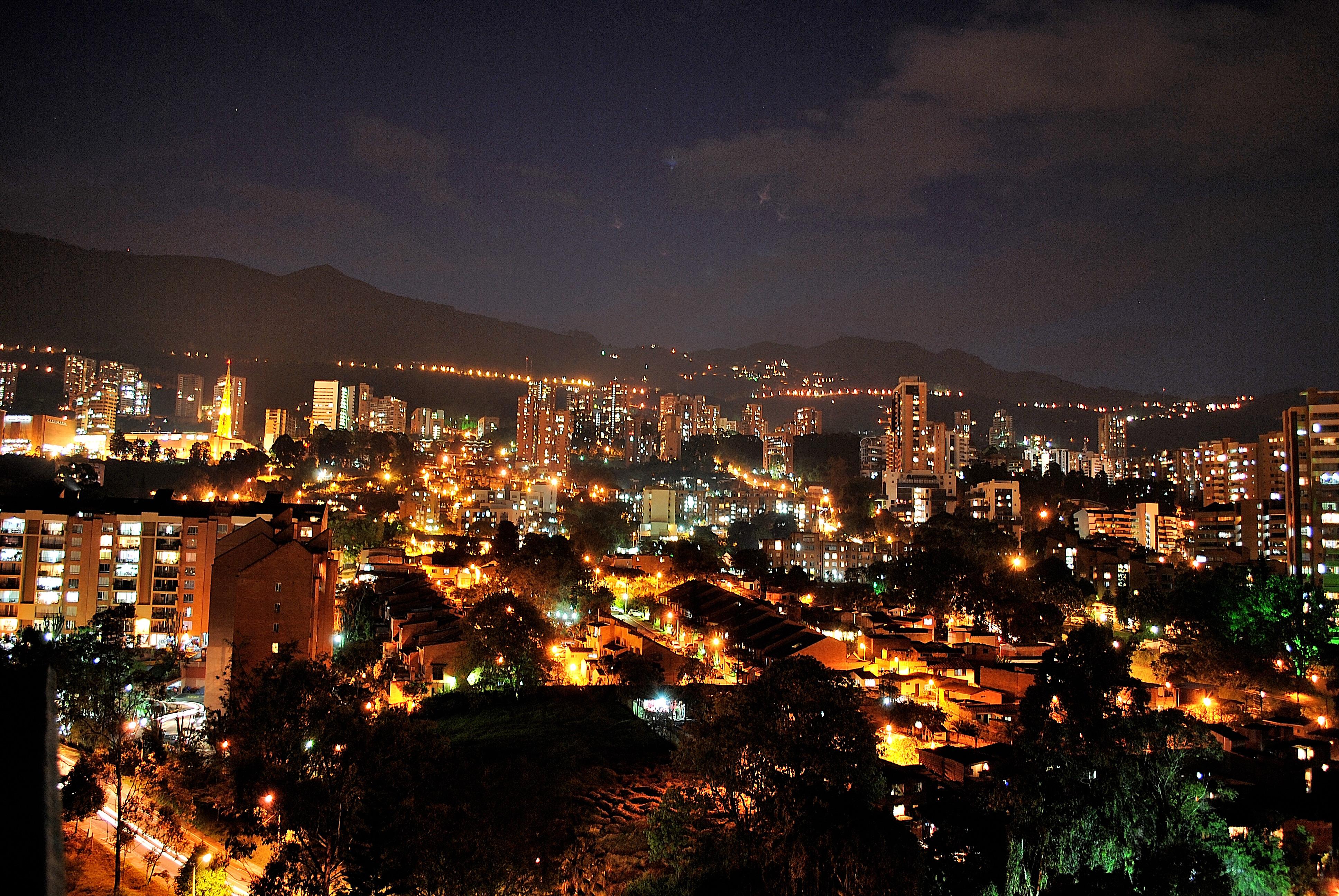 Apartamentos Poblado Alejandria By Housy Host Medellin Luaran gambar