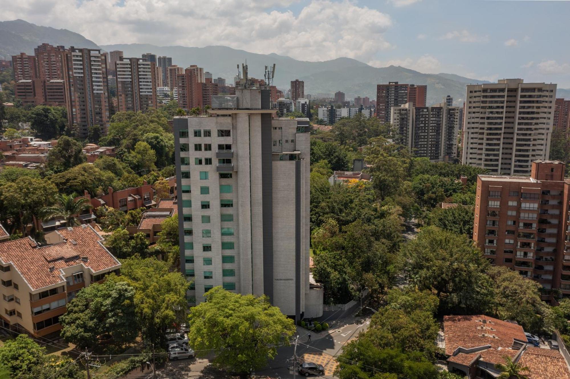 Apartamentos Poblado Alejandria By Housy Host Medellin Luaran gambar